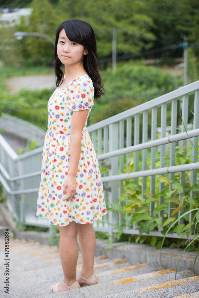 Naklejka premium a portrait of beautiful woman in the park