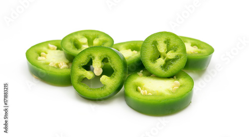 jalapeños - Jalapeno Chilis - Scharfe Chilischoten auf weissem Hintergrund