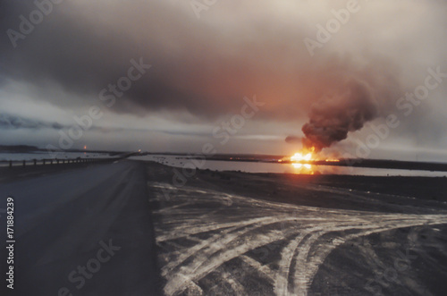 Valokuva Road through oil well fire in field with oil slick, Kuwait