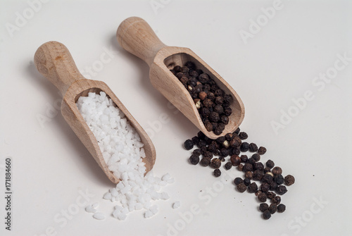 Łopatki z solą i pieprzem na białym tle