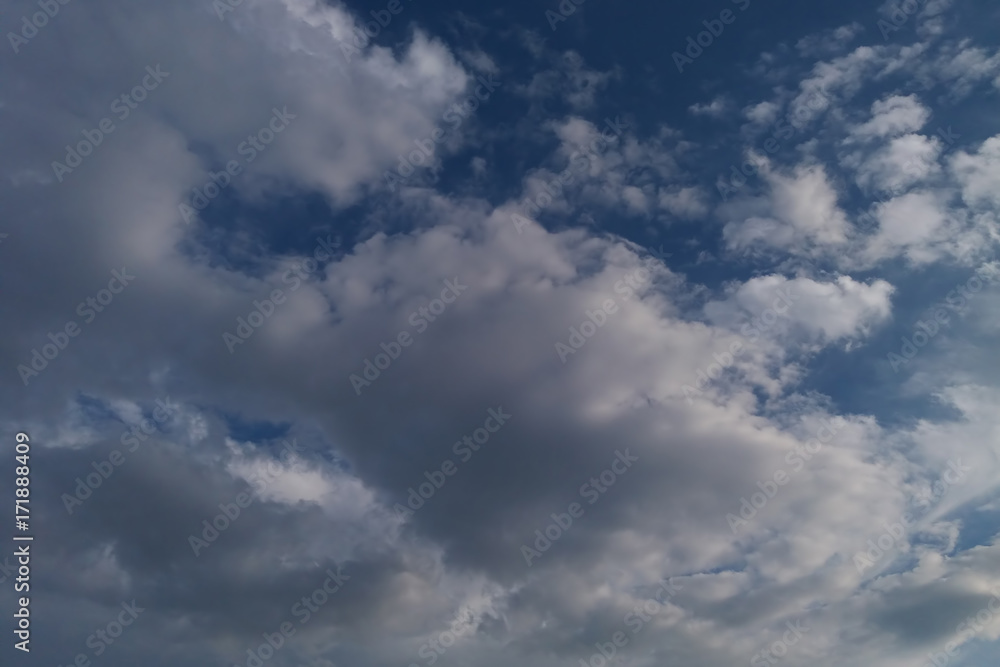 weiße und graue Wolken in einem herbstlichen Nachmittagshimmel