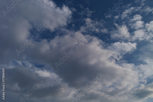 weiße und graue Wolken in einem herbstlichen Nachmittagshimmel