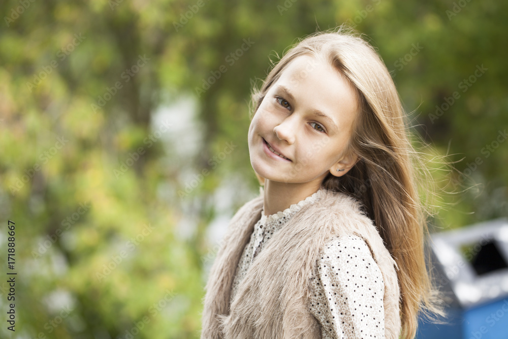 Naklejka premium Portrait of a beautiful young little girl