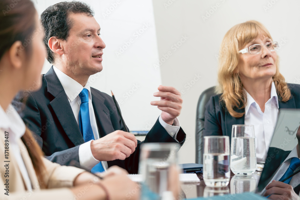 Geschäftsleute bei Meeting oder Konferenz finden bessere Lösungen für ihr Business Geschäftsleute bei Meeting oder Konferenz finden bessere Lösungen für ihr Business