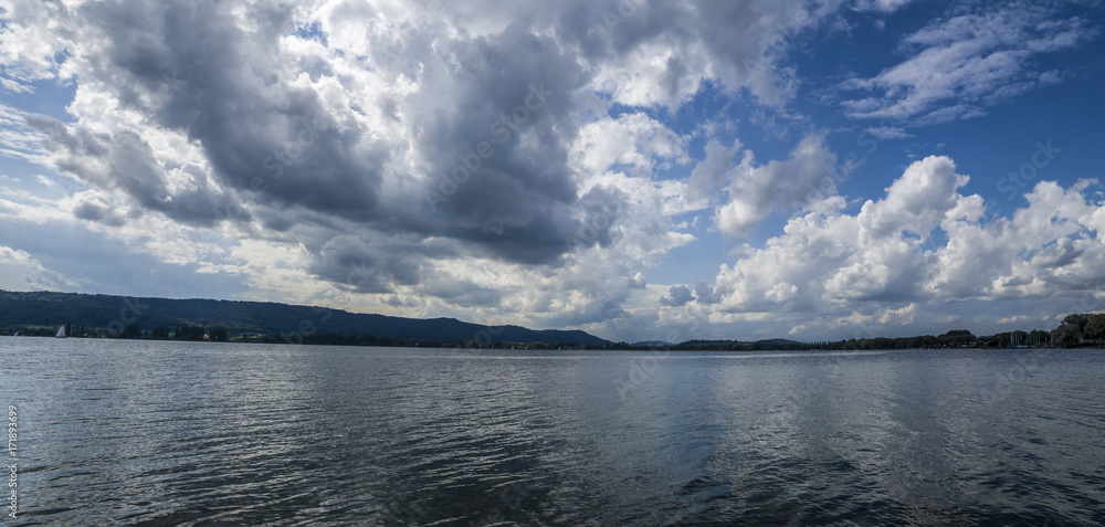 Obraz premium Schöne Wolkenstimmung Bodensee Herbstzeit mit blauen Himmel und Sonnenschein