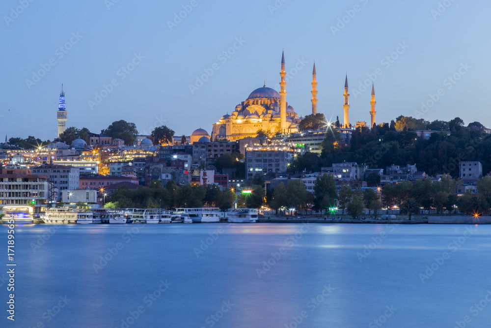 Obraz premium Suleymaniye mosque view from Halic druing the twilight