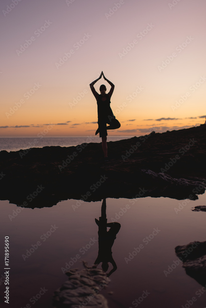 Yoga im Sonnenaufgang am Strand