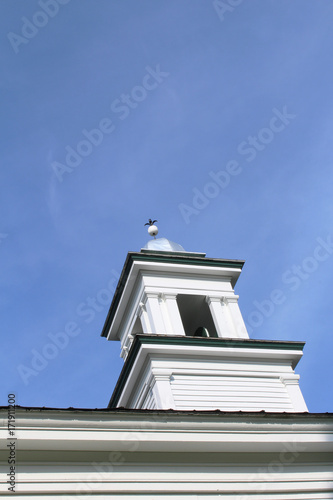 Photo White cupola with green trim against a blue sky
