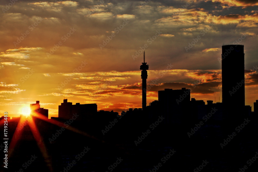 Naklejka premium Widok sylwetki na panoramę Johannesburga o zachodzie słońca