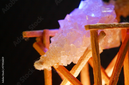 Foto The crystal of potassium alum put on dark background scene.