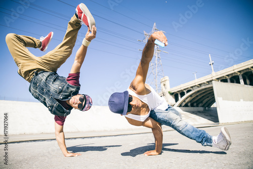Fotografia Breakdancers taking a selfie