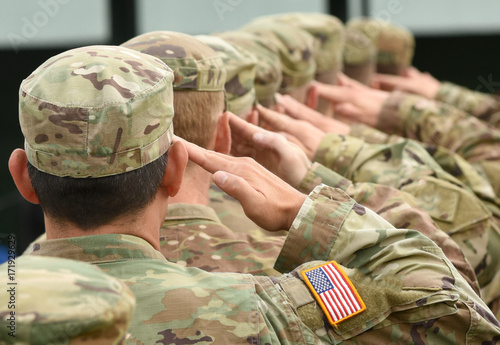 US soldiers giving salute