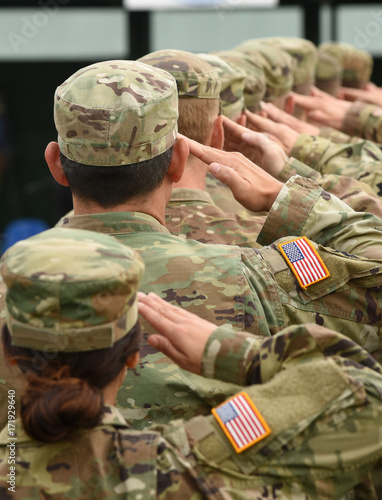US soldiers saluting