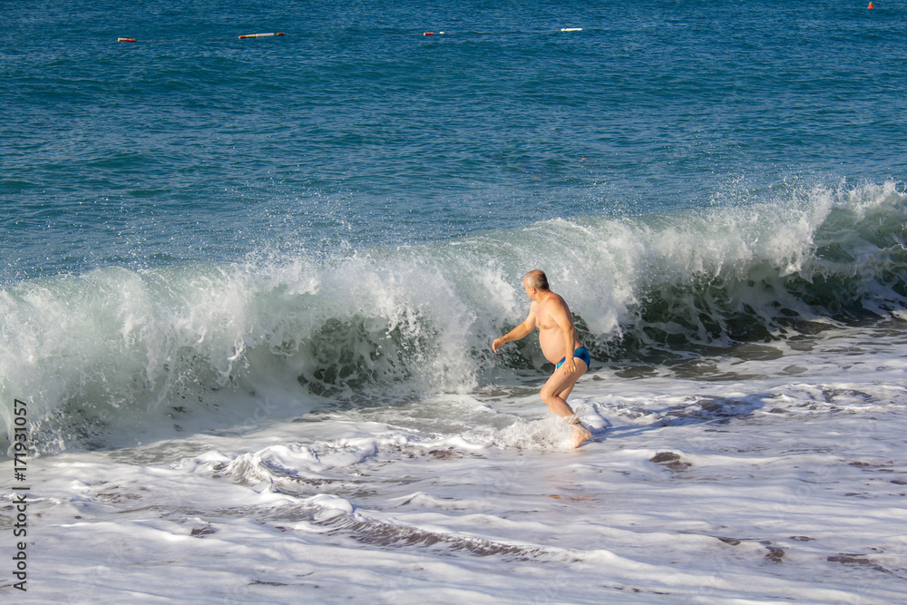 Fototapeta premium swimming in the sea wave