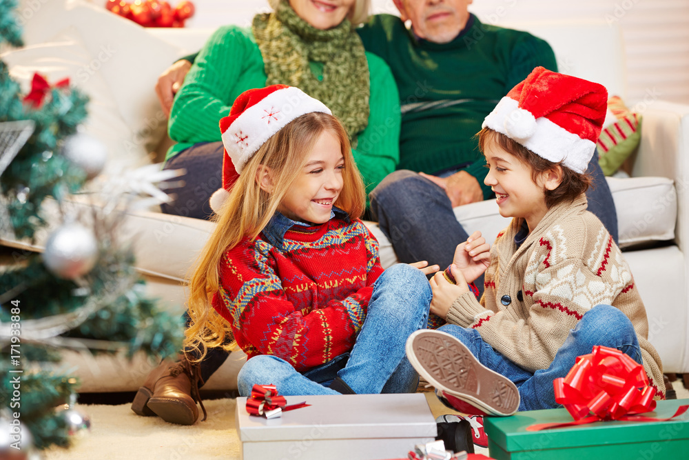 Geschwister kitzeln sich an Weihnachten Stock Photo | Adobe Stock