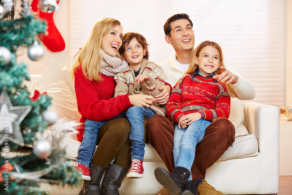 Lachende Familie mit Kindern zu Weihnachten Lachende Familie mit Kindern zu Weihnachten