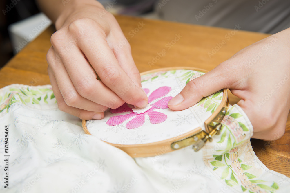 刺繍をする女性の手元 Stock 写真 | Adobe Stock