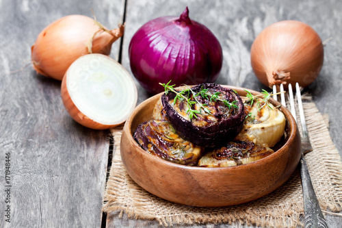 Foto Delicious  caramelized onions in balsamic vinegar with thyme