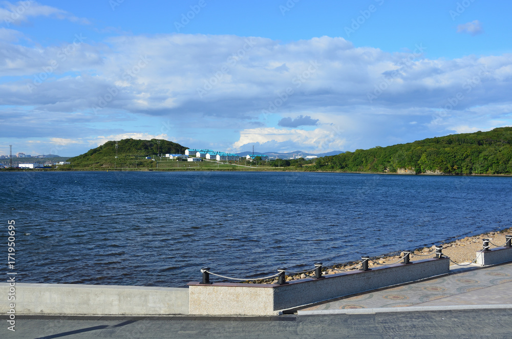 Владивосток, остров Русский, бухта Житкова со стороны набережной парковой зоны океанариума
