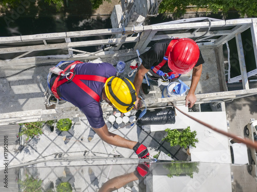 Canvastavla workmen on a suspended platform or cage