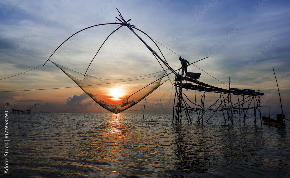 fishermen catching prawns early morning unique dip fishing net used by  fishermen and women for catching prawns from the freshwater lake located in  Phatthalung province, Thailand Stock Photo