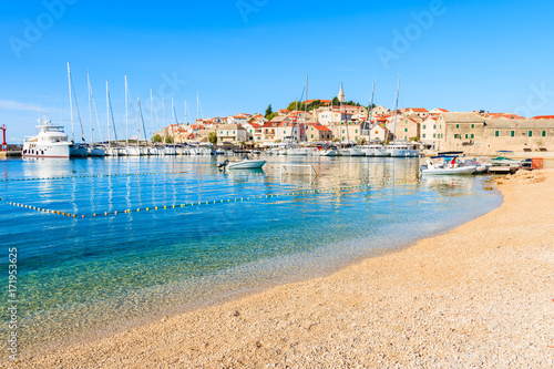 Fototapeta Naklejka Na Ścianę i Meble -  Pebble stone beach with crystal clear azure sea water in Primosten town, Dalmatia, Croatia