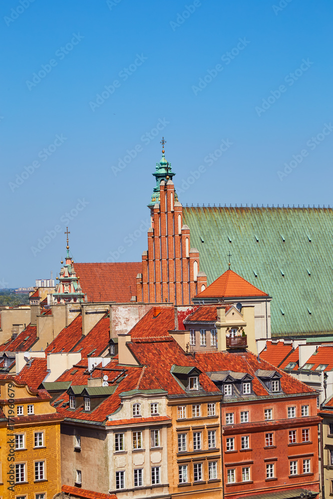 Fototapeta premium Widok z góry na Stare Miasto w Warszawie w słoneczny letni dzień