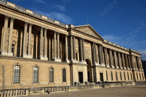 Tableau sur toile Colonnade de Perrault au Louvre à Paris, France