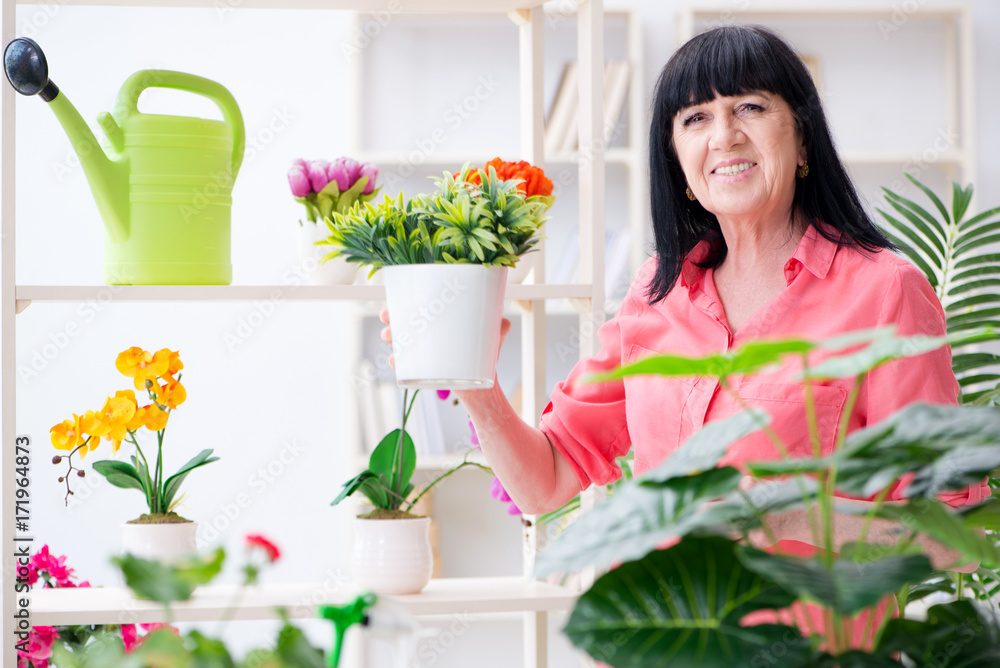 Woman florist working in the flower shop