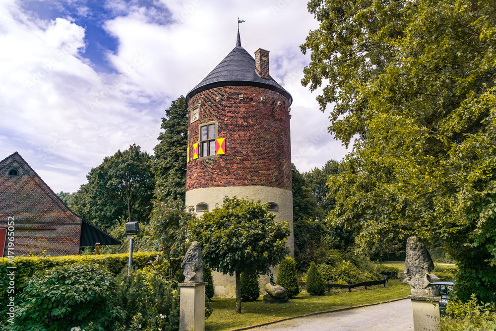 Naklejka premium Mittelalterturm im grünen