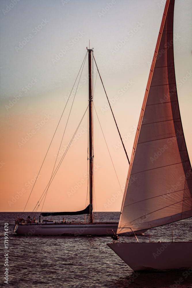 Obraz premium Large sailboat at sunset