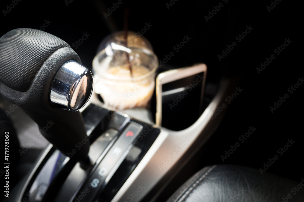 Obraz premium Automatic gear in Drive function. With coffee and mobile phone in box background. Concept of refreshment in car.