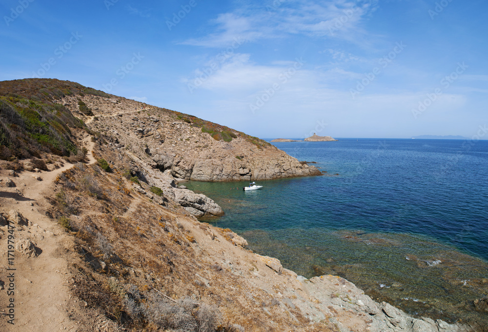 Corsica, 28/08/2017: Mar Mediterraneo e macchia mediterranea lungo il Sentier des Douaniers (sentiero dei doganieri), percorso costiero di 19 chilometri a Capo Corso 