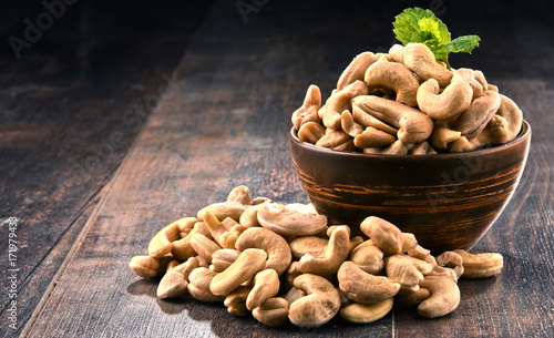 Φωτογραφία Bowl with cashew nuts on wooden table