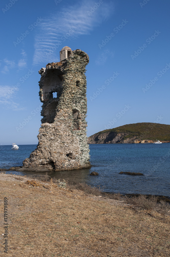 Corsica, 28/08/2017: la Torre di Santa Maria della Chiapella (1549), il rudere della torre genovese sulla spiaggia di Santa Maria lungo il Sentier des Douaniers, il sentiero costiero di Capo Corso 