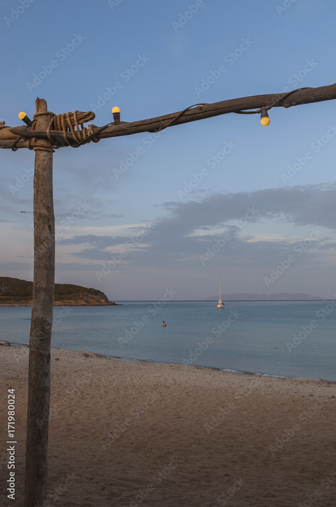 Corsica, 28/08/2017: barche a vela al tramonto sulla spiaggia di Tamarone, una delle più famose e selvagge del Cap Corse