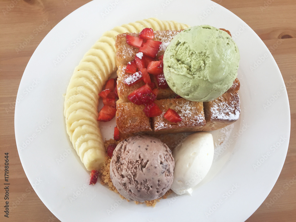Sweet honey toast and ice cream Sweet honey toast and ice cream