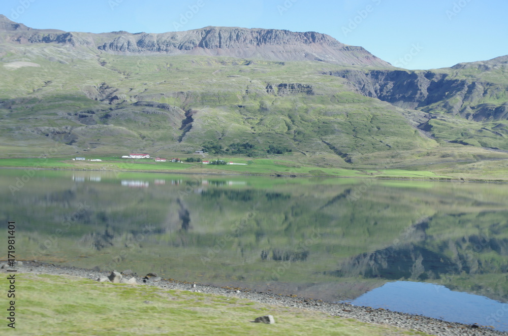 Fjord d'Islande reflet dans l'eau