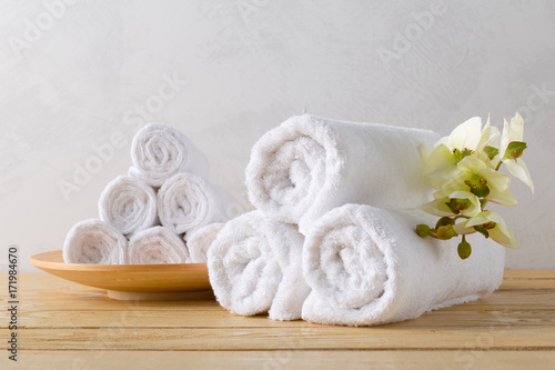 towels roll with flower