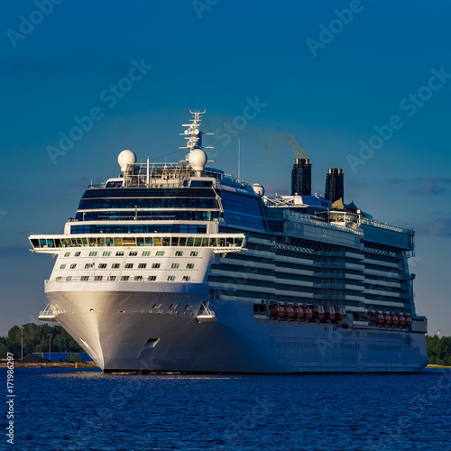 White giant cruise liner © InfinitumProdux