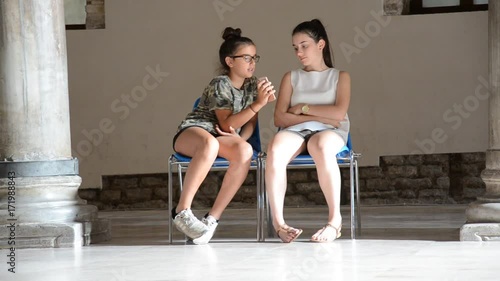 Teenager mit Handy in der Kirche