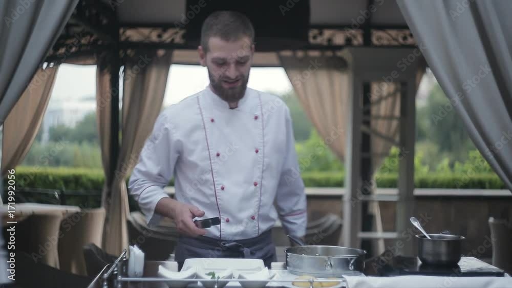 The chef prepares the Foie gras before the guests. The chef prepares the Foie gras before the guests.