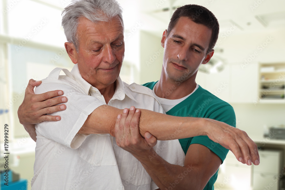 Obraz premium Man having chiropractic arm adjustment. Osteopathy, Alternative medicine, pain relief concept. Physiotherapy, sport injury rehabilitation