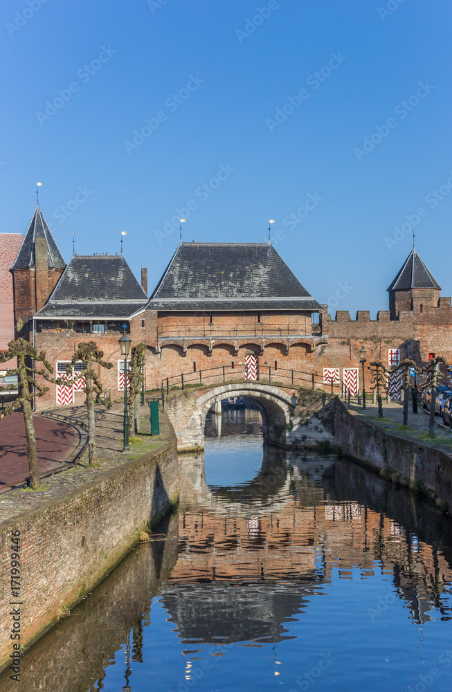 Obraz premium Canal and city gate Koppelpoort in Amersfoort