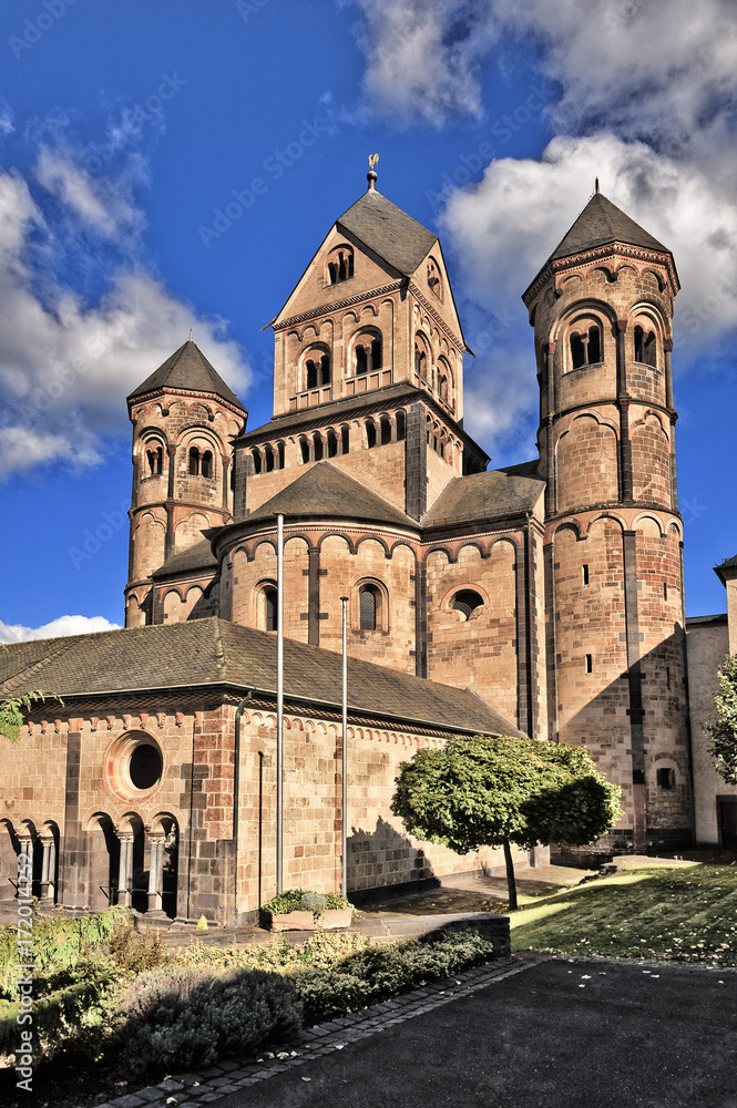 Abtei Maria Laach mit sechstürmiger Klosterkirche, hochmittelalterliche Klosteranlage, südwestlich des Laacher Sees gelegen, Landkreis Ahrweiler, Rheinland-Pfalz, Deutschland