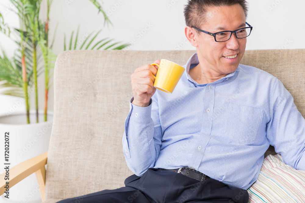 飲み物を飲むミドル男性 飲み物を飲むミドル男性