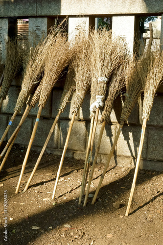 竹箒 境内に干されたホウキ Stock 写真 Adobe Stock 竹箒 境内に干されたホウキ Stock 写真 Adobe Stock