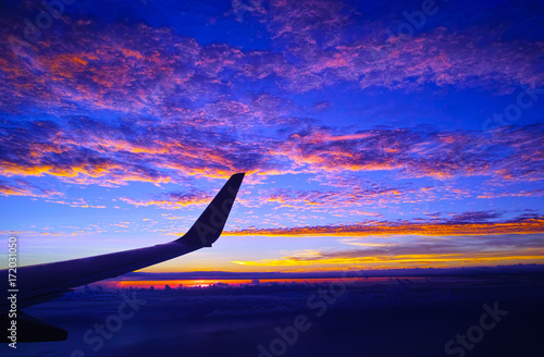 飛行機から見た日没後の夕焼け空