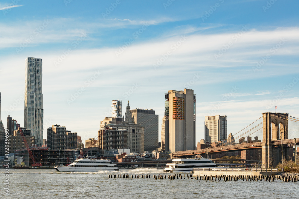 Fototapeta premium Wolkenkratzer und die Brooklyn Bridge
