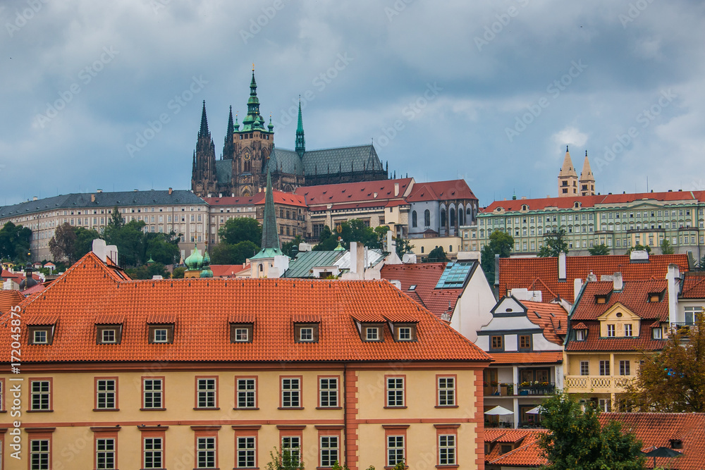 Veduta del castello di Praga prima del temporale